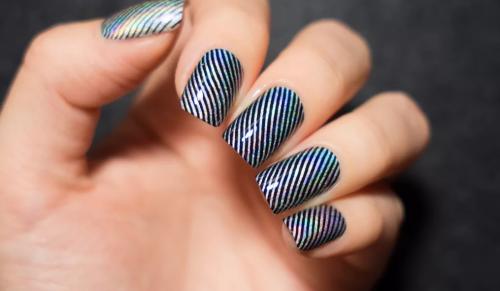 Как клеить гибкие полоски на ногти. Второй способ: нанесение прозрачных полосок на поверхности ногтей