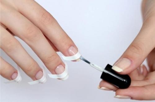 Чем заменить полоски для французского маникюра. Как делать трафареты для французского маникюра своими руками и правильно их использовать?