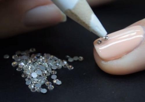 Как приклеить стразы на ногти в домашних условиях. Как правильно приклеить стразы на ногти