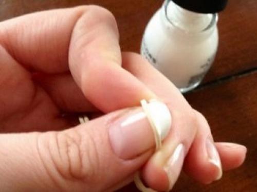 Как сделать френч на ногтях. С трафаретами 10