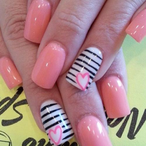 Черно-розовый маникюр: 10 стильных идей для дизайна ногтей 11