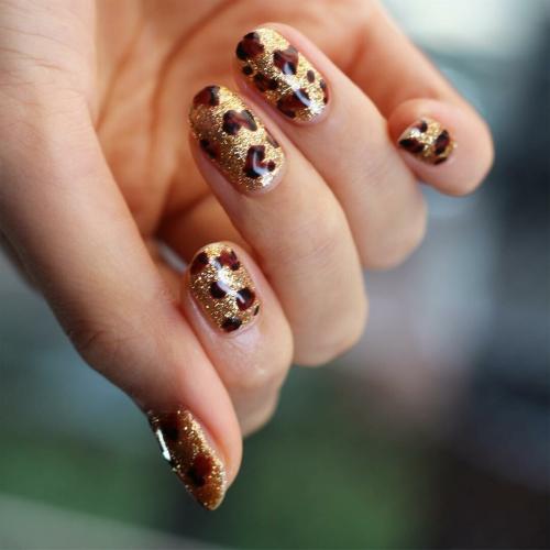 Как правильно наносить блестки на розово-чёрный маникюр. Просто блеск: как сделать маникюр с глиттером?