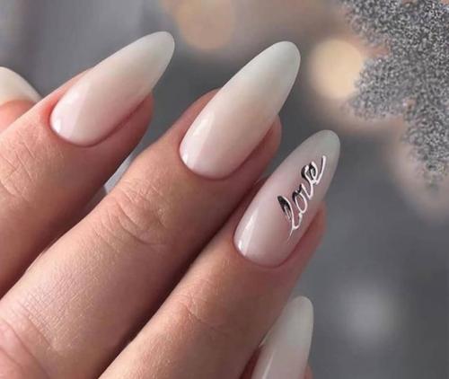Молочно бежевый маникюр. Молочный маникюр 2023: тренды и свежие идеи