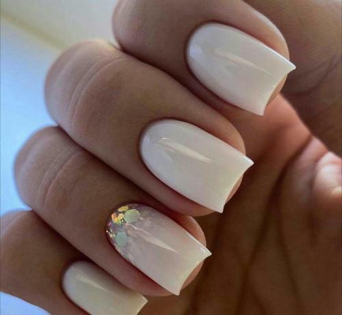 Молочно бежевый маникюр. Молочный маникюр 2023: тренды и свежие идеи