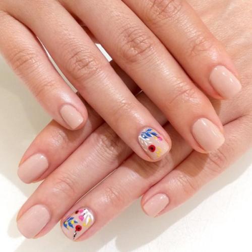 Маникюр в бежевых тонах 2023