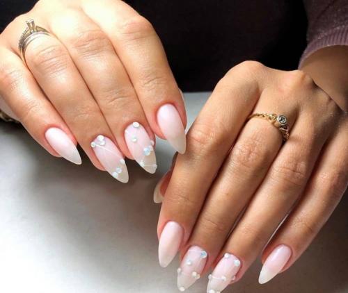 Молочно бежевый маникюр. Молочный маникюр 2023: тренды и свежие идеи