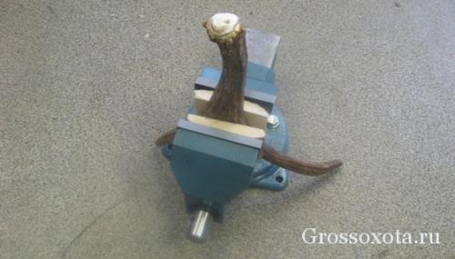 Как закрепить рога на медальон. Крепим лосиные рога