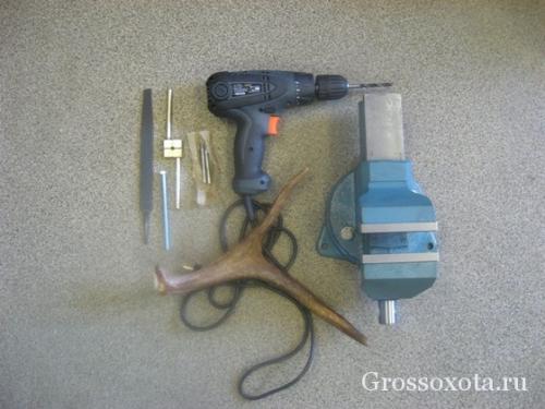 Как закрепить рога на медальон. Крепим лосиные рога