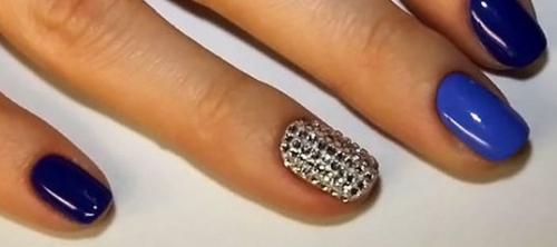 Можно ли добавить украшения, такие, как блестки или стразы, в маникюр. Как наносить (приклеить) стразы и блестки на шеллак