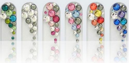 Можно ли добавить украшения, такие, как блестки или стразы, в маникюр. Как наносить (приклеить) стразы и блестки на шеллак