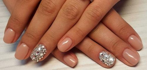 Можно ли добавить украшения, такие, как блестки или стразы, в маникюр. Как наносить (приклеить) стразы и блестки на шеллак