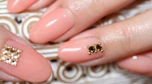 Можно ли добавить украшения, такие, как блестки или стразы, в маникюр. Как наносить (приклеить) стразы и блестки на шеллак