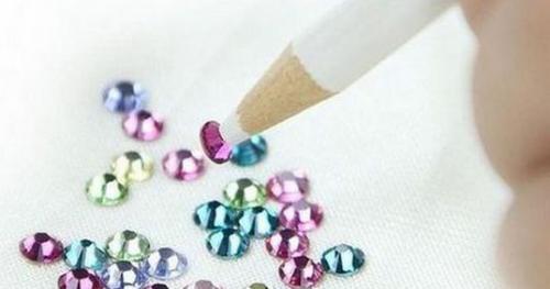 Можно ли добавить украшения, такие, как блестки или стразы, в маникюр. Как наносить (приклеить) стразы и блестки на шеллак