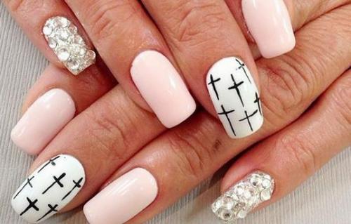 Можно ли добавить украшения, такие, как блестки или стразы, в маникюр. Как наносить (приклеить) стразы и блестки на шеллак