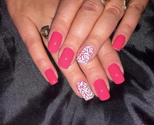 Можно ли добавить украшения или стразы к маникюру под розовое платье. Правила выбора маникюра под платье розовое, популярные цвета и дизайн