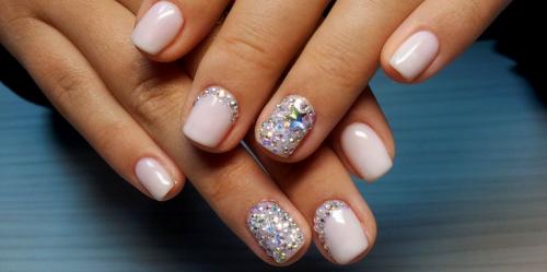 Можно ли добавить украшения, такие, как блестки или стразы, в маникюр. Как наносить (приклеить) стразы и блестки на шеллак