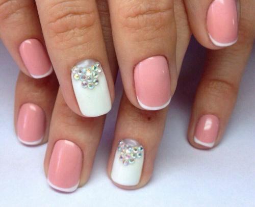 Можно ли использовать металлики или глиттер в маникюре к ярко розовому платью. Популярные варианты