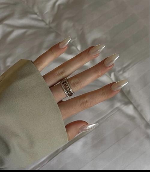 Какие дизайны маникюра лучше всего сочетаются с шампанским платьем. Минимализм