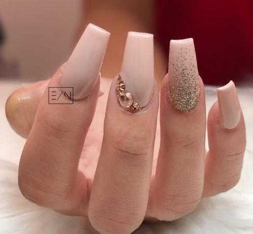 Маникюр под шампанское: как выбрать идеальный дизайн для вашего наряда 04 Маникюр под шампанское: как выбрать идеальный дизайн для вашего наряда 04