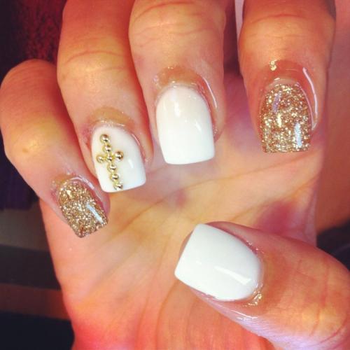 Маникюр под шампанское: как выбрать идеальный дизайн для вашего наряда 01 Маникюр под шампанское: как выбрать идеальный дизайн для вашего наряда 01