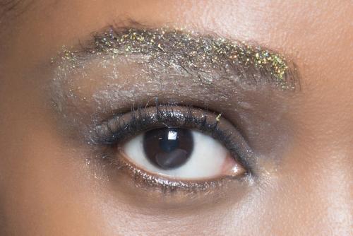 Можно ли использовать стразы или глиттер. Как правильно использовать стразы и глиттер в макияже?