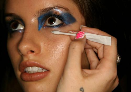 Можно ли использовать стразы или глиттер. Как правильно использовать стразы и глиттер в макияже?