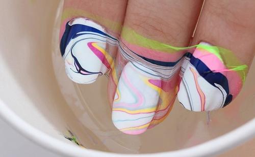 Как сделать акварельные разводы на ногтях. Маникюр с разводами 2023: яркие идеи для вдохновения