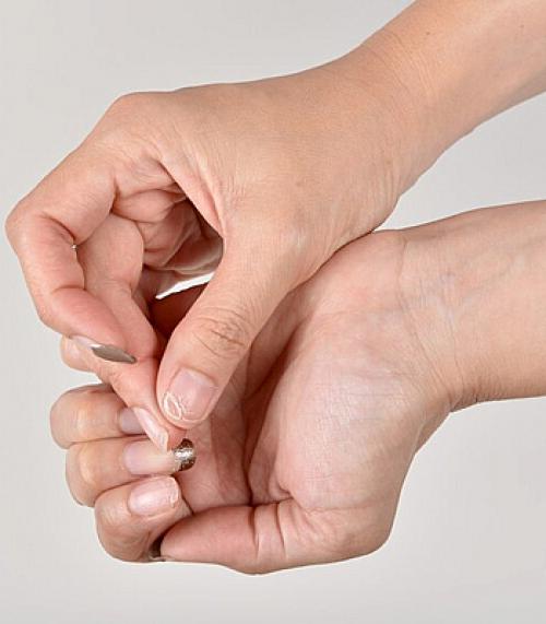 Почему гель-лак отслаивается от кончиков ногтей. Почему на ногтях появляются сколы