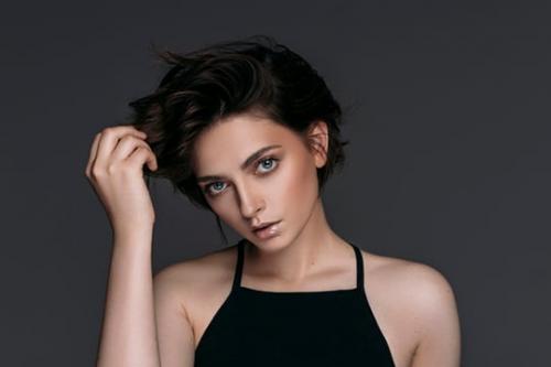 Идеи стильных причесок для коротких волос.. Особенности укладки на короткие волосы