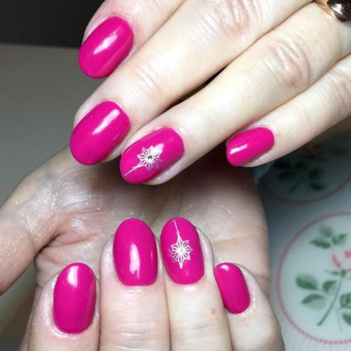 Какие акценты можно сделать в маникюре, чтобы он дополнил платье фуксии. Маникюр цвета фуксии: варианты сочетания оттенков