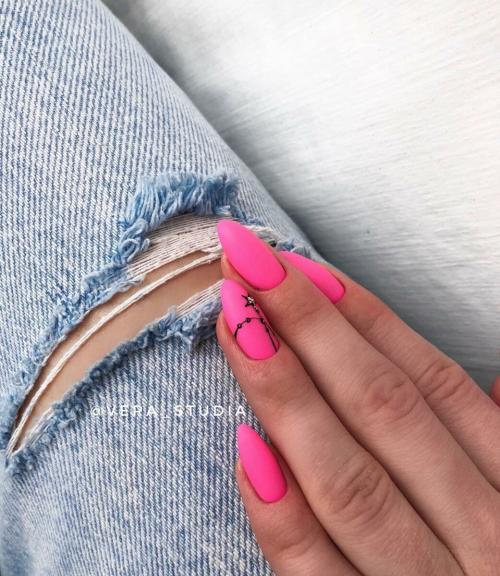 Какие текстуры маникюра (глянцевая, матовая) лучше всего сочетаются с фуксией. Бьюти-тренд: маникюр в цвете фуксия