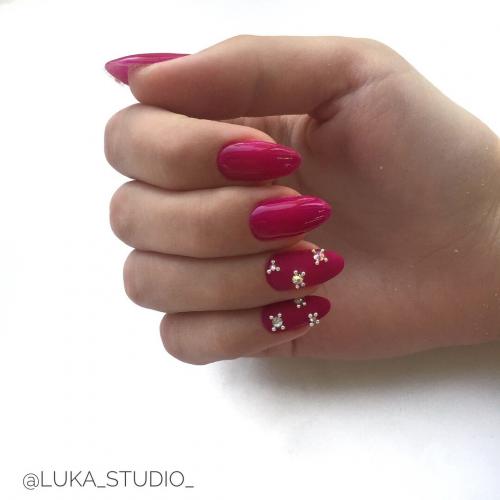 Какие текстуры маникюра (глянцевая, матовая) лучше всего сочетаются с фуксией. Бьюти-тренд: маникюр в цвете фуксия