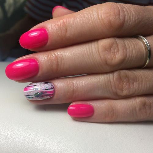 Какие текстуры маникюра (глянцевая, матовая) лучше всего сочетаются с фуксией. Бьюти-тренд: маникюр в цвете фуксия