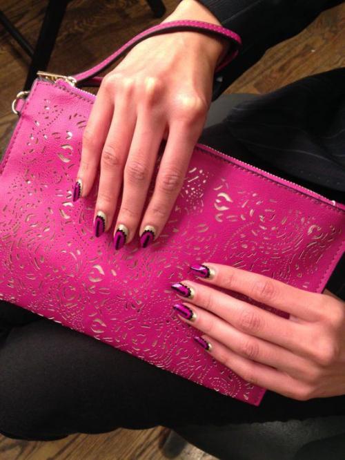 Какие акценты можно сделать в маникюре, чтобы он дополнил платье фуксии. Маникюр цвета фуксии: варианты сочетания оттенков