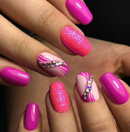 Какие акценты можно сделать в маникюре, чтобы он дополнил платье фуксии. Маникюр цвета фуксии: варианты сочетания оттенков
