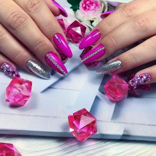 Какие акценты можно сделать в маникюре, чтобы он дополнил платье фуксии. Маникюр цвета фуксии: варианты сочетания оттенков