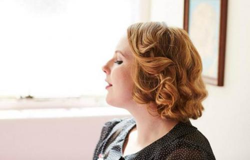 5 способов сделать короткую прическу. #3. Вьющийся боб с косой по верху 14 5 способов сделать короткую прическу. #3. Вьющийся боб с косой по верху 14