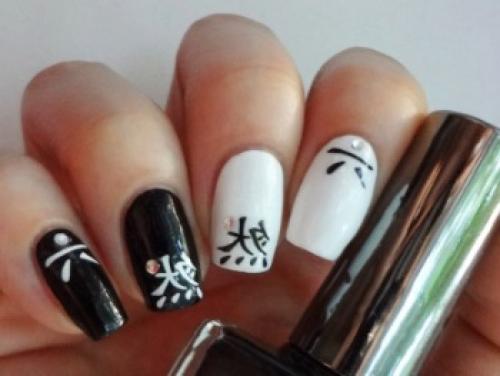 Какие бывают варианты дизайна с китайскими иероглифами: временные, гель-лаки и т.д.. Иероглифы на ногтях: расшифровка значений и правила написания. Как правильно подобрать иероглифы на ногти? Ногти белый френч с китайскими иероглифами красивые