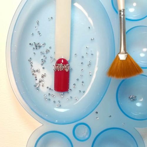 Как красиво выложить стразы на ногтях. Маникюр со стразами в домашних условиях