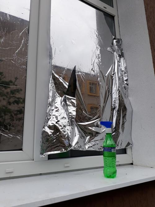 Какой стороной клеить фольгу на окна. Можно ли использовать фольгу на окна?