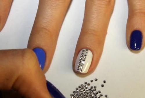 Стильный маникюр Как красиво клеить стразы на шеллак. Шеллак дизайн со стразами