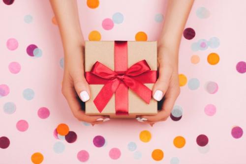 Праздничный маникюр на день рождения. Маникюр ко дню рождения