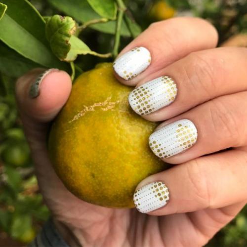 Шикарный белый френч с золотом. 20 идей бело-золотого маникюра