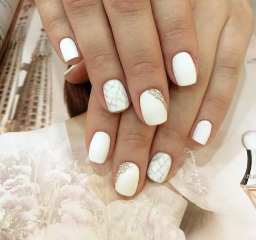 Шикарный белый френч с золотом. 20 идей бело-золотого маникюра