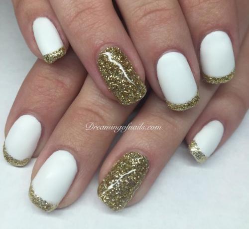 Шикарный белый френч с золотом. 20 идей бело-золотого маникюра