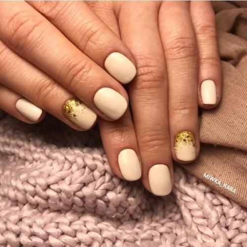 Шикарный белый френч с золотом. 20 идей бело-золотого маникюра