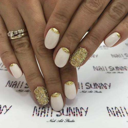 Шикарный белый френч с золотом. 20 идей бело-золотого маникюра