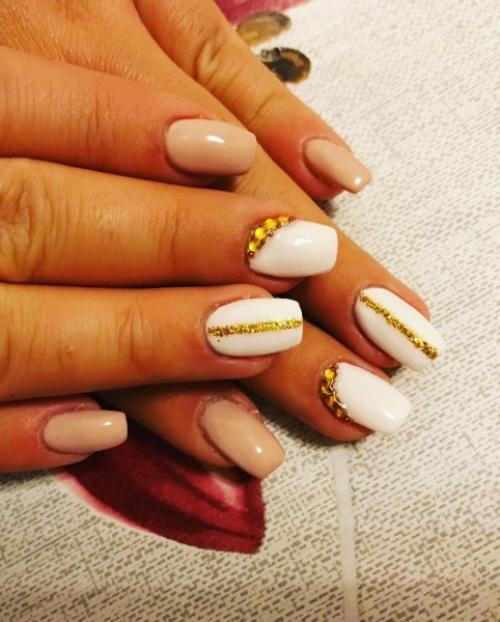 Шикарный белый френч с золотом. 20 идей бело-золотого маникюра