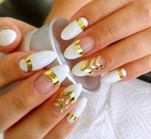 Шикарный белый френч с золотом. 20 идей бело-золотого маникюра