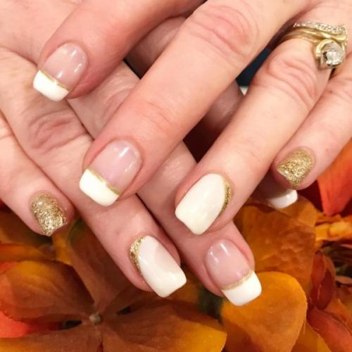 Шикарный белый френч с золотом. 20 идей бело-золотого маникюра